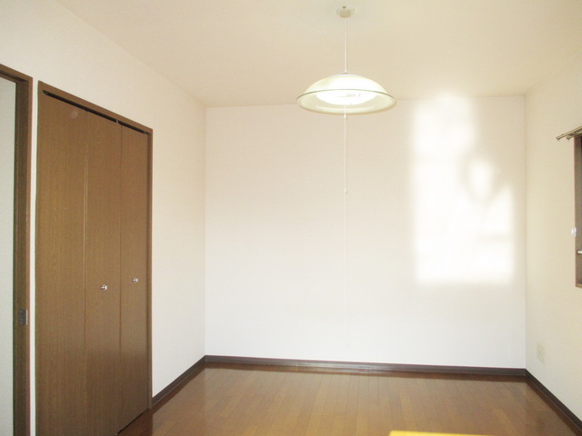 Other room space. Bright Western-style rooms