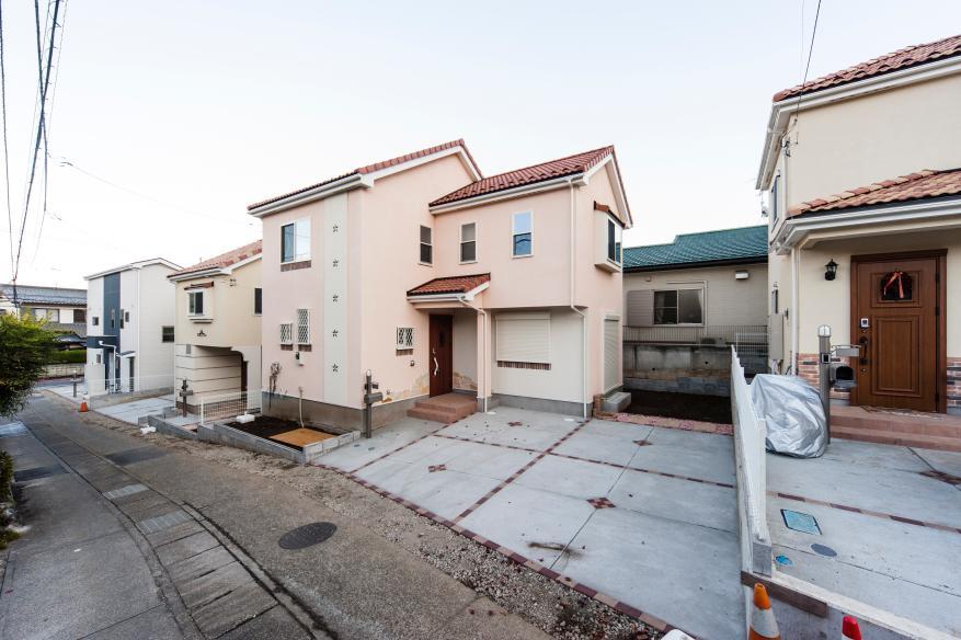 Local appearance photo. Roof Hiroshi tiled, Outer wall Ikamu original ripple finish