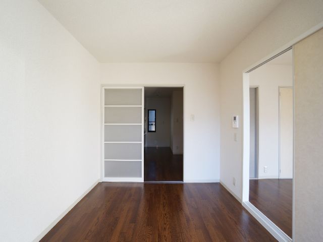 Living and room. Western-style 5.9 Pledge