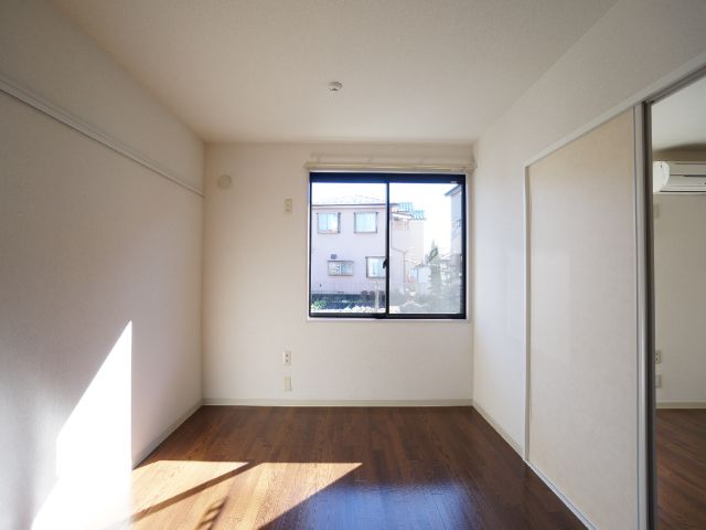 Living and room. Western-style 5.9 Pledge