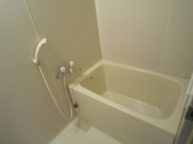 Bath. Let's heal the fatigue of the day here. 