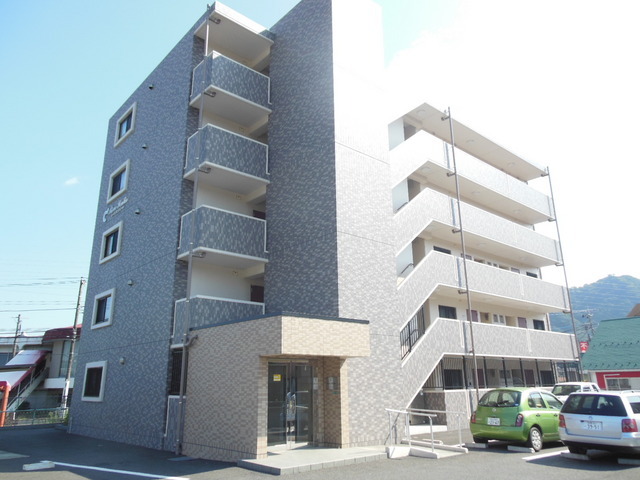 Building appearance. It is a reinforced concrete apartment
