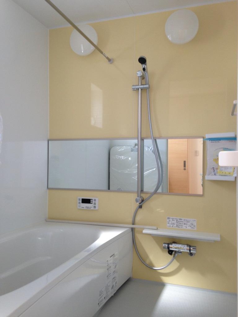 Bathroom. ☆ No.B-8 Building model house ☆ It is bright and spacious bathroom of 1 pyeong type.