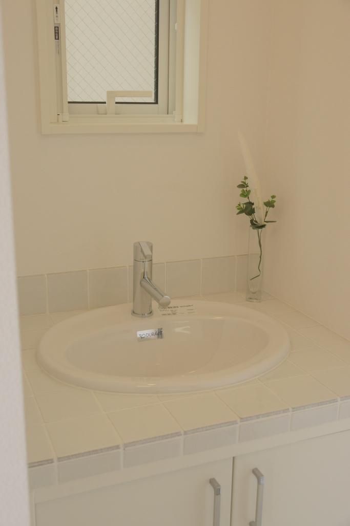 Wash basin, toilet. ☆ Reference photograph ☆