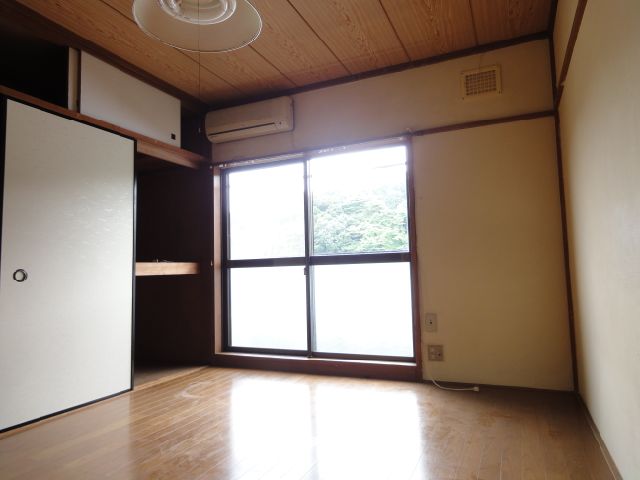 Living and room. In the southeast facing day good rooms