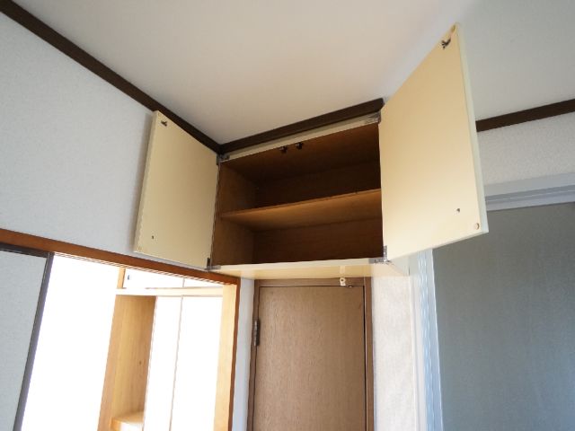 Receipt. Toilet door upper receiving of kitchen