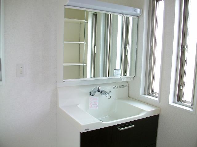 Wash basin, toilet. Room (August 2013) Shooting