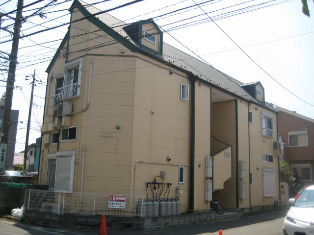 Building appearance. Convenience store There is a 100 yen Lawson on the road opposite.