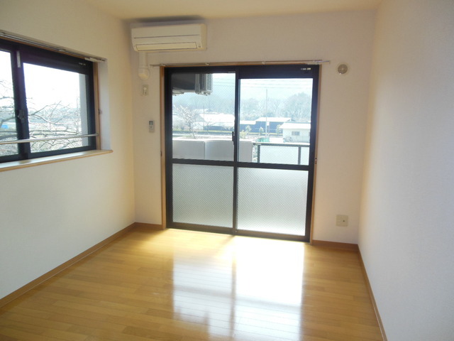 Other room space. Bright room