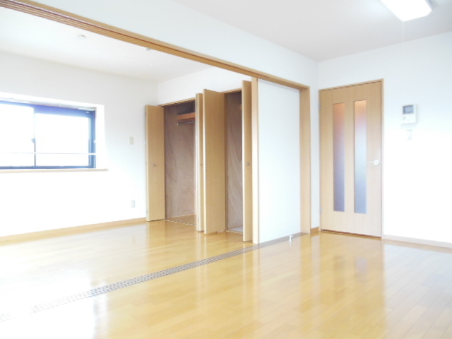 Living and room. All flooring