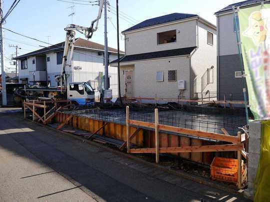 Local photos, including front road. It is also a good many living environment commercial facilities around in the quiet residential area.