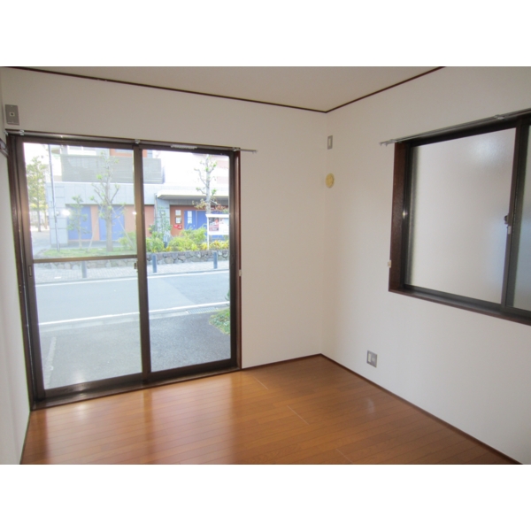 Living and room. Western-style 6 Pledge