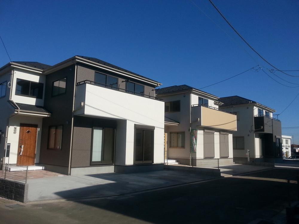 Local photos, including front road. Local appearance photo