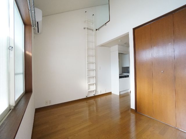 Living and room. Flooring, Air-conditioned