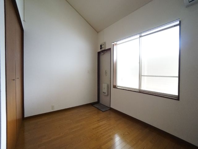 Living and room. Flooring, Air-conditioned