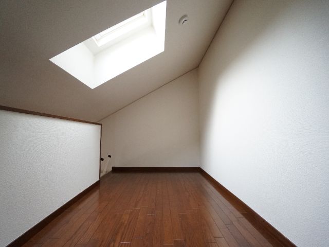 Other. Loft 3.6 Pledge flooring, Light bulb and with outlet