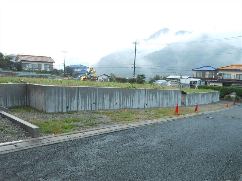 Local photos, including front road. Local (10 May 2013) Shooting