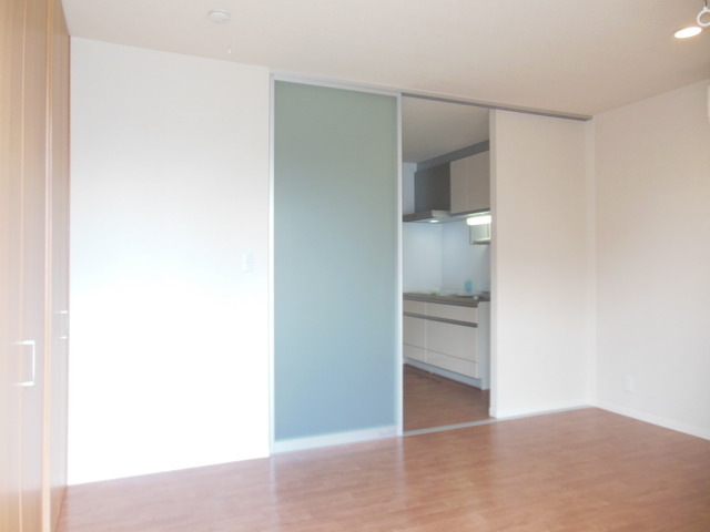 Other room space. Bright Western-style