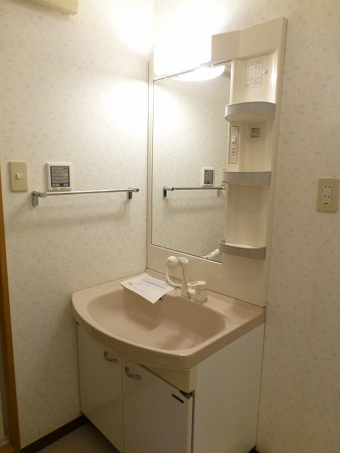 Washroom. Happy shampoo dresser is conditioning.