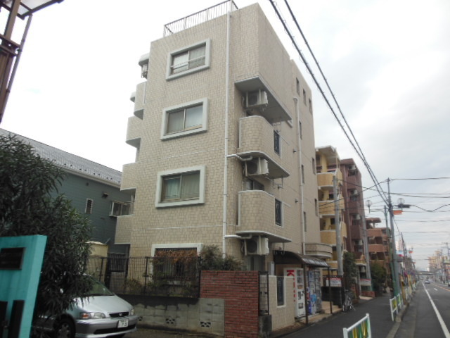 Building appearance. It is conveniently located at a convenience store nearby