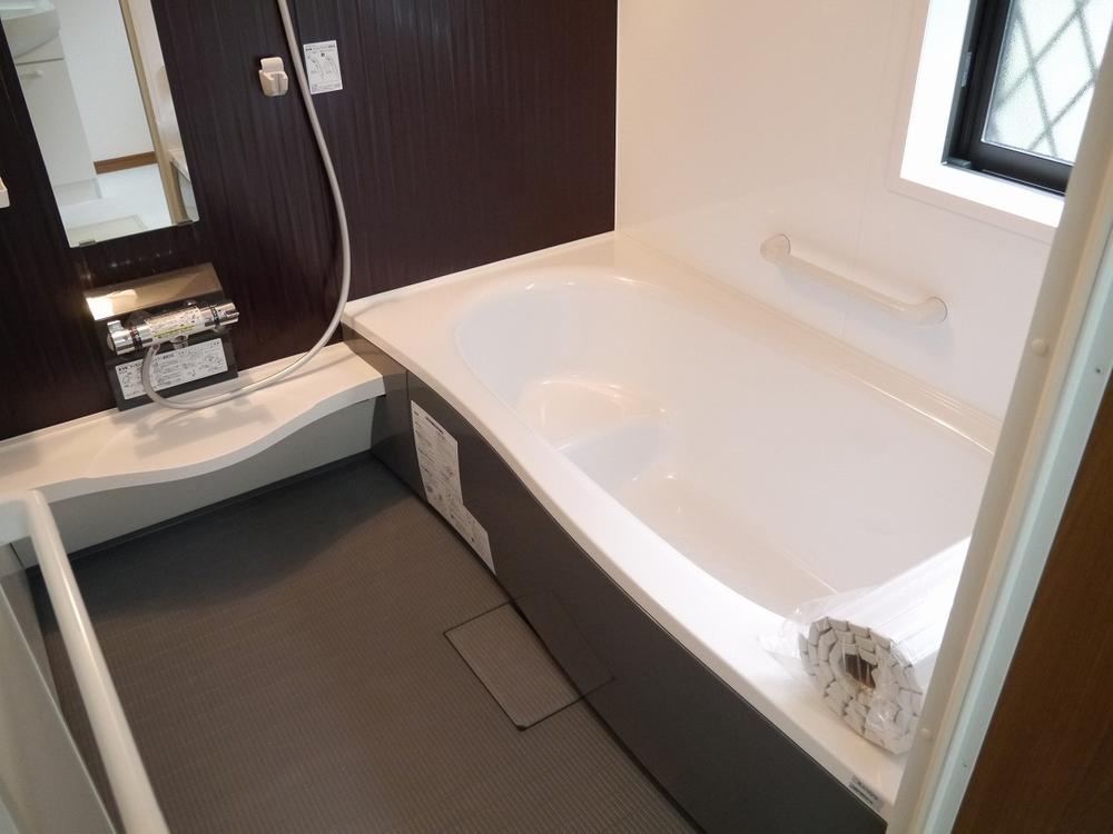 Bathroom. Barrier-free 1 pyeong type ・ Automatic hot water filling reheating with warmth