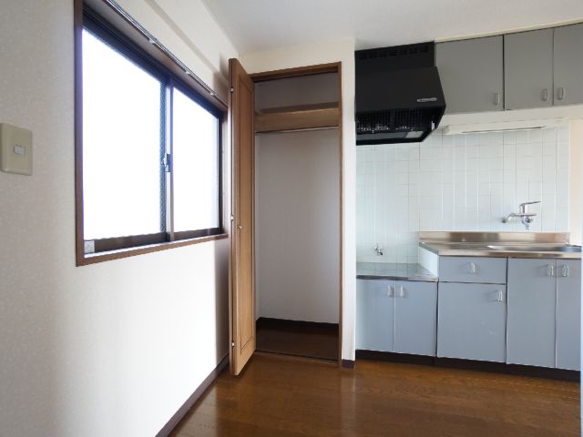 Receipt. Located in the entrance of the front