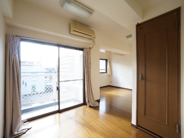 Living and room. Flooring, Air-conditioned