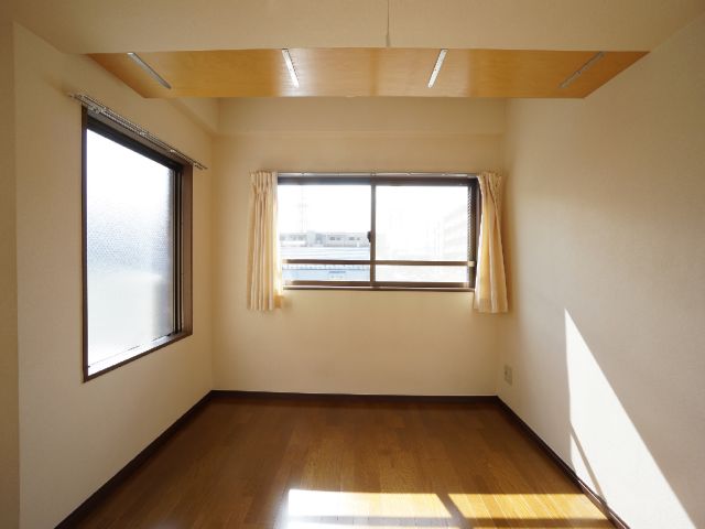 Living and room. Flooring, With the top shelf