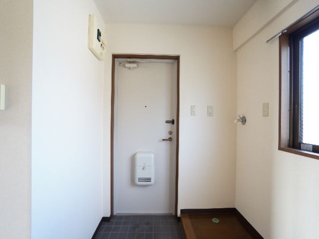 Entrance. Laundry Area to the right