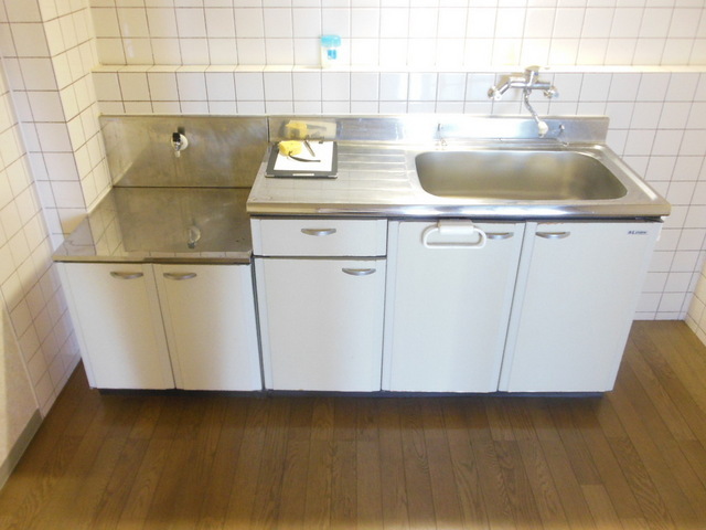 Kitchen. Two-burner stove can be installed