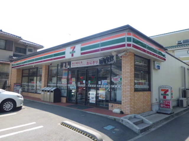 Convenience store. 150m to Seven-Eleven (convenience store)
