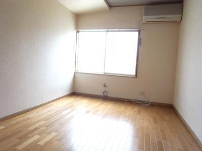 Bath. Western-style 6 Pledge air-conditioned! 