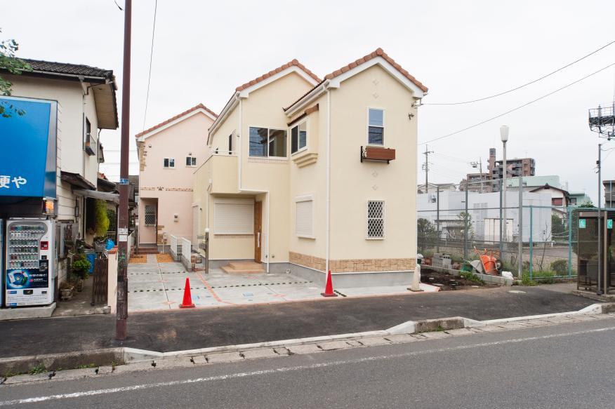 Local appearance photo. Roof Hiroshi tiled Outer wall Ikamu original ripple finish