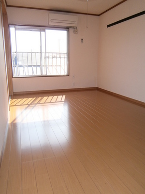 Living and room.  ■ South-facing Western-style 7 quires ■ 