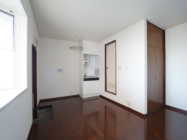 Living and room. Bay window Yes