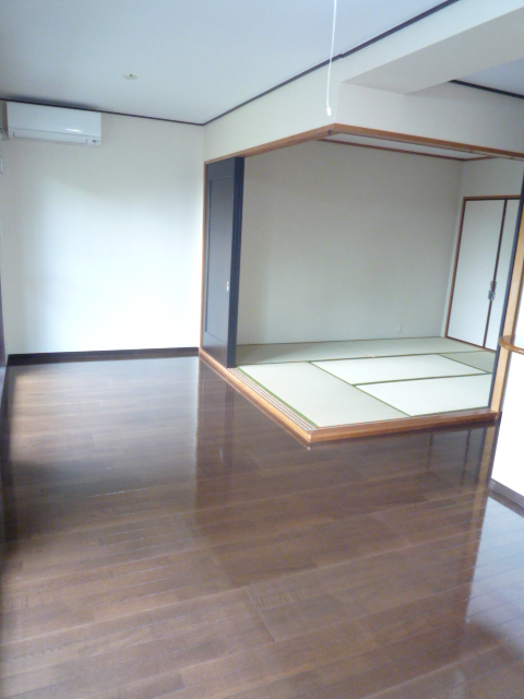 Other room space. It is also possible to widely use by connecting to the Japanese-style room.