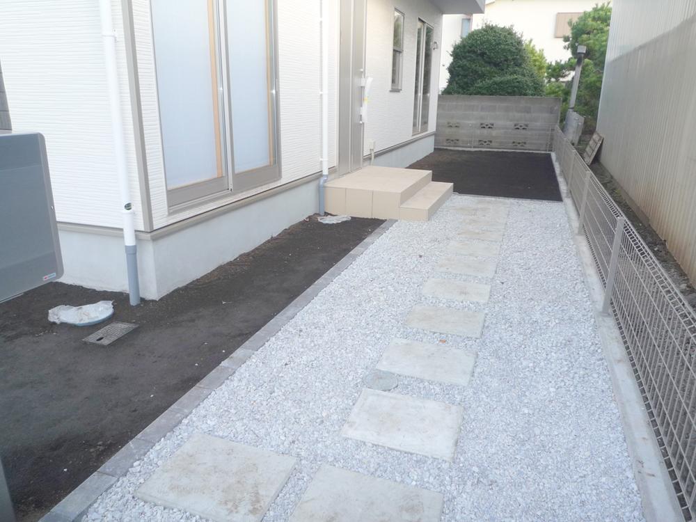 Other. Porch to the door There are bright and clean feeling.