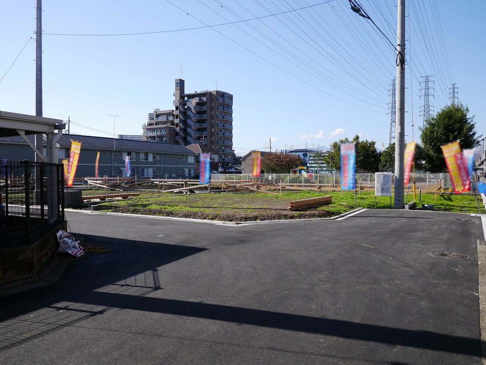 Local photos, including front road. Is convenient shopping there is Makkusubaryu Sagamihara Higashihashimoto shop in a 1-minute walk in the Hashimoto Station 15 minutes' walk of the development subdivision. 