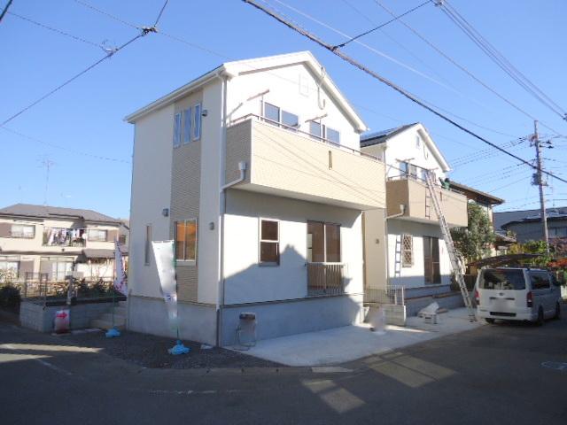 Local appearance photo. Local (11 May 2013) shooting front road will be on the west side 6m south 4.5m.