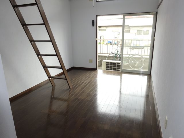 Living and room. 6 Pledge of Western-style. 