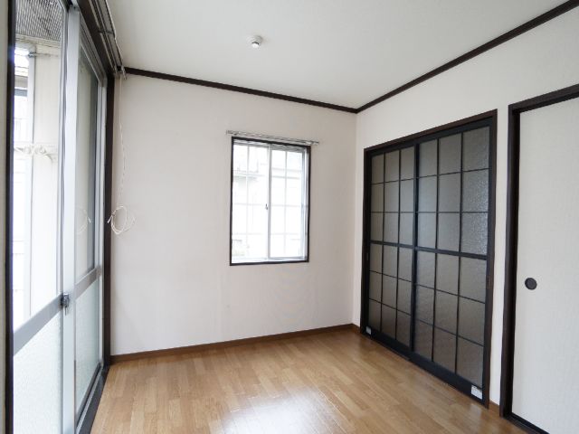 Living and room. Room 6 Pledge Western-style, Bright corner room