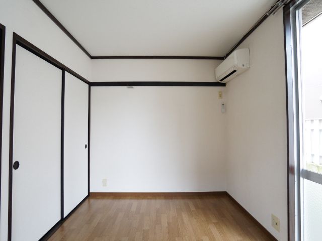 Living and room. Room 6 Pledge Western-style