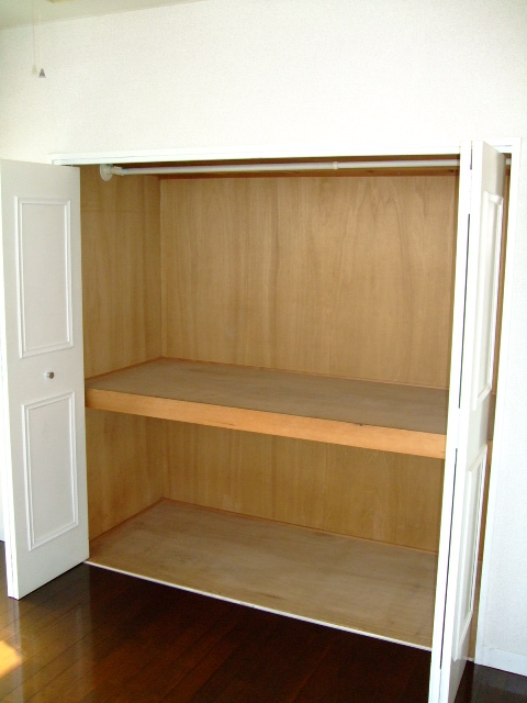 Receipt. Storage capacity large. You can widely use the stored securely to your room.