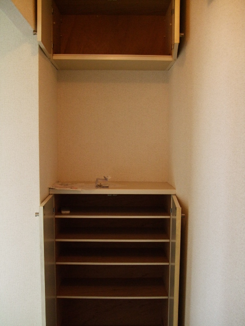 Entrance. Entrance shoes BOX is located in the up and down.