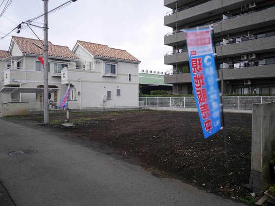 Local photos, including front road. It is life convenient by Hashimoto Station 10-minute walk. Elementary and junior high schools, This is useful in a 5-minute walk away, such as supermarket sales 24H.