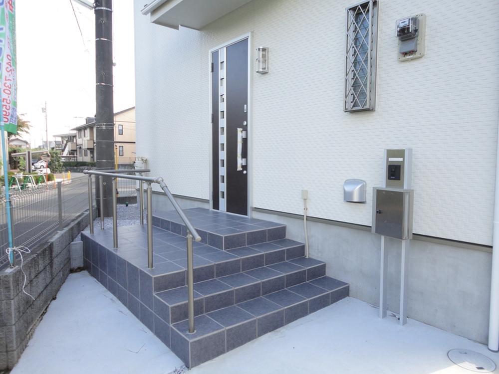 Entrance. Selling local appearance Entrance photo