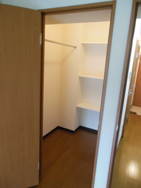 Receipt. Walk-in closet is