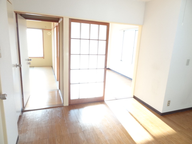 Living and room. There is a feeling of opening and opens the door of a Japanese-style room.