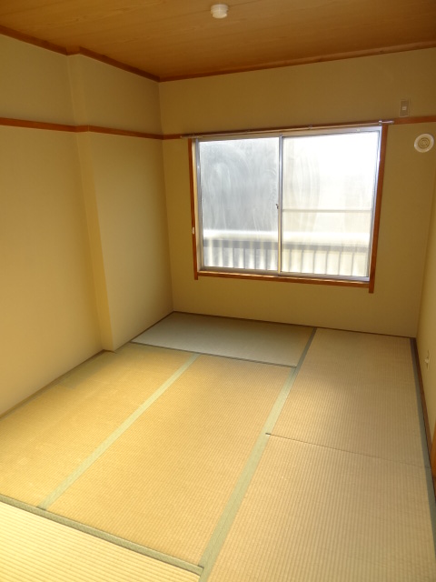 Living and room. Japanese-style day is good.