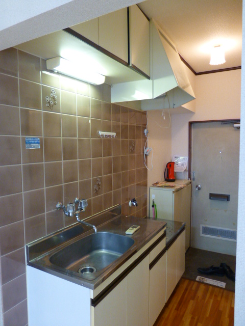 Kitchen. It is a large convenient kitchen.